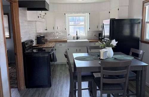 Sioux Falls House | Charming 2-bedroom one level house, close to Sherman Park, zoo and downtown!