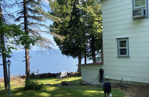 Sturgeon Bay Cottage | Charming 2-bedroom cottage directly on the bay of Sturgeon Bay