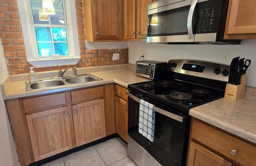Tallahassee House | Charming 2-bedroom house in marvelous Tallahassee with AC, WiFi