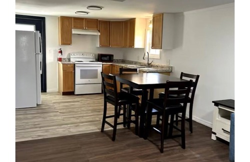 Thonotosassa House | Charming 2-bedroom white house in tranquil Thonotosassa with AC