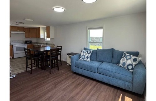Thonotosassa House | Charming 2-bedroom white house in tranquil Thonotosassa with AC