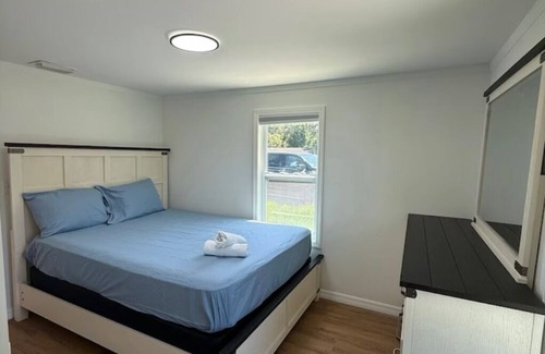 Thonotosassa House | Charming 2-bedroom white house in tranquil Thonotosassa with AC