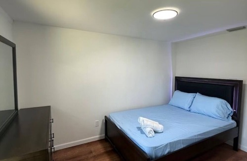 Thonotosassa House | Charming 2-bedroom white house in tranquil Thonotosassa with AC