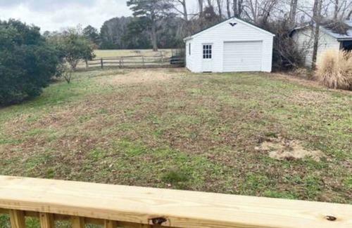 White Stone House | Charming 2-bedroom house with WiFi, AC in welcoming White Stone