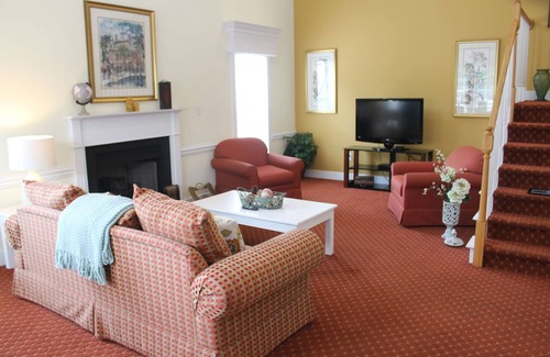 Lackey Cottage | Charming 2 bedroom Cottage in scenic Williamsburg!