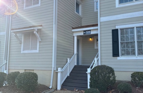 Lackey Condo | Charming 2-bedroom condo in delightful Williamsburg with fitness room, AC