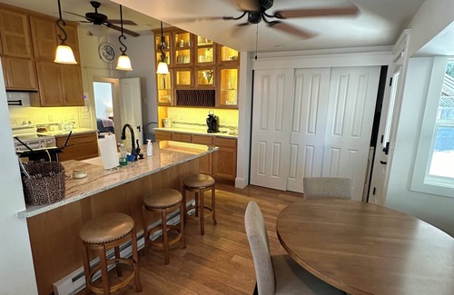 Ashland House | Charming 2-bedroom Victorian Gem - Across Beautiful Lithia Park & Ashland Plaza