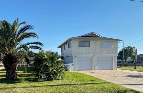 Rockport House | Charming 2-bedroom waterfront house with dock, AC, and WiFi in Rockport Texas