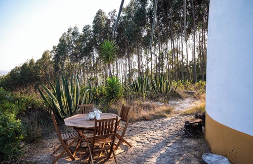 Famalicao House | Charming 2-bedroom windmill in Nazaré, 10 min away from the beach