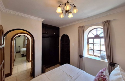 Bloemfontein Bed & Breakfast | Charming 2-bedroom bed & breakfast in Bloemfontein with AC. Private and secure.