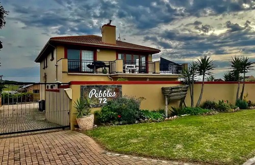 Jeffreys Bay House | Charming 2-bedroom house in fantastic Jeffreys Bay with WiFi