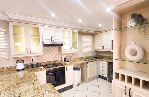 Jeffreys Bay Apartment | Charming 2-bedroom BeachApartment in Marvellous Jeffreys Bay Main Beach.