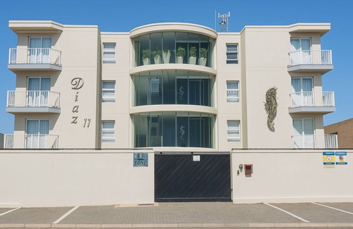 Jeffreys Bay Apartment | Charming 2-bedroom BeachApartment in Marvellous Jeffreys Bay Main Beach.