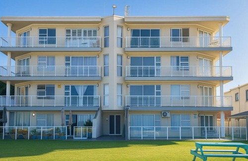 Jeffreys Bay Apartment | Charming 2-bedroom BeachApartment in Marvellous Jeffreys Bay Main Beach.