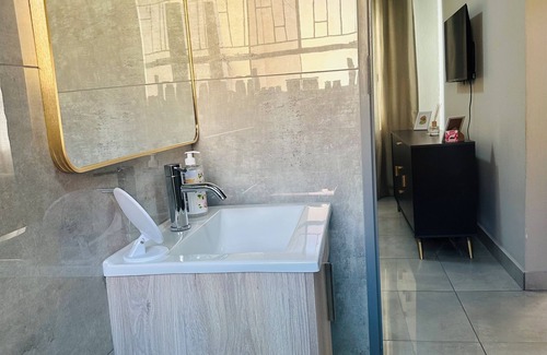 Kempton Park Apartment | Charming 2-bedroom apartment with WiFi in Kempton Park