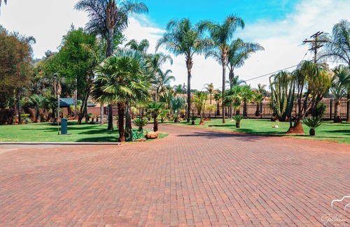 Krugersdorp Cabin | Charming 2-bedroom lodge in peaceful Krugersdorp with WiFi