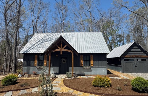 Rising Fawn House | Charming 2-BR 1BA with private hot tub near McLemore, Cloudland Canyon State Pk.