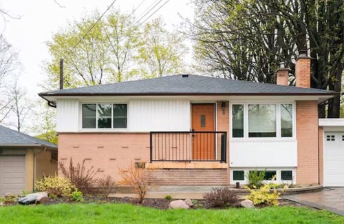 North York House | Charming 2-BR Apt | Private Entry | Self Check-in | Parking | 15min→Downtown