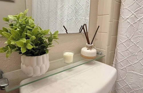 Greater Northdale Condo | Charming 2 BR condo with golf course views in North Tampa! Snowbirds welcome!