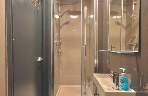 Golders Green Apartment | Charming 2-Minute Walk to Golders Green Station – Perfect Base for London.