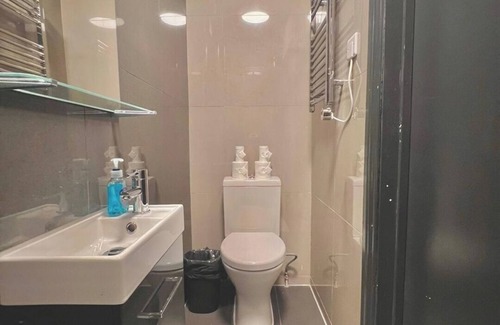 Golders Green Apartment | Charming 2-Minute Walk to Golders Green Station – Perfect Base for London.