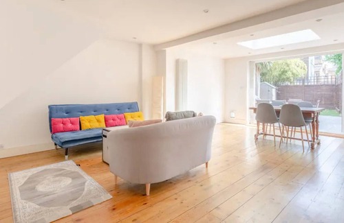 Askew Apartment | Charming 2BD Flat with Garden near Hammersmith