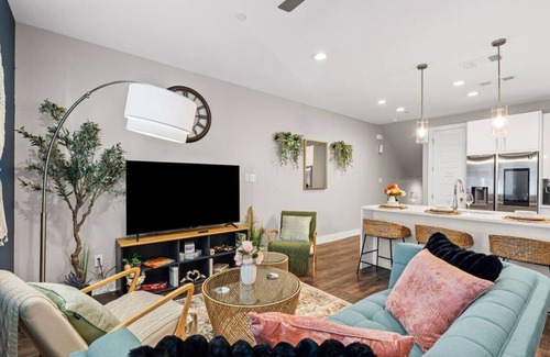 Fort Worth House | Charming 2BD: In the Heart of Magnolia & Stylish!