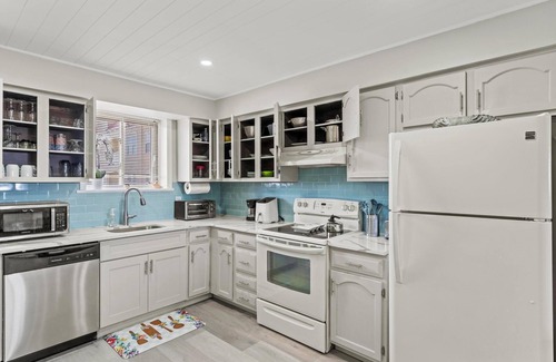 Seaside Heights Apartment | Charming 2bedroom ocean view beach front condo in Seaside Hts w pool, AC, WiFi