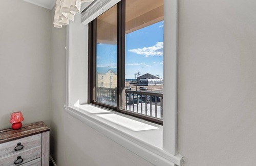 Seaside Heights Apartment | Charming 2bedroom ocean view beach front condo in Seaside Hts w pool, AC, WiFi