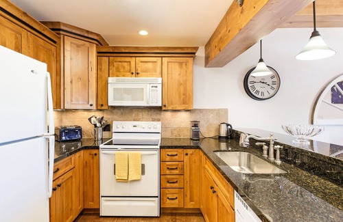 Snowmass Village House | Charming 2BR/2BA Snowmass Condo with Shared Hot Tub