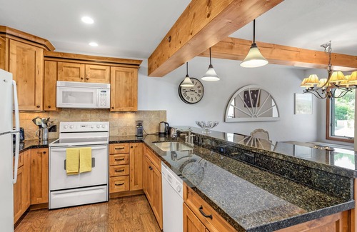 Snowmass Village House | Charming 2BR/2BA Snowmass Condo with Shared Hot Tub