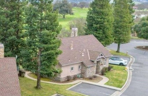 Saddle Creek House | Charming 2BR/2BA Golf Bungalow with AC, WiFi, Restaurant, Community Pool/Gym
