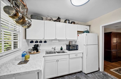 Cayce House | Charming 2BR - Antique Cottage
