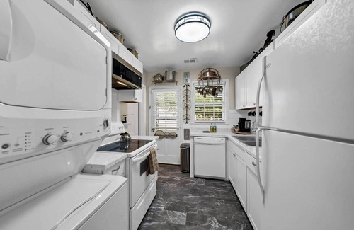 Cayce House | Charming 2BR - Antique Cottage
