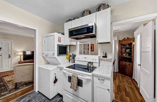 Cayce House | Charming 2BR - Antique Cottage
