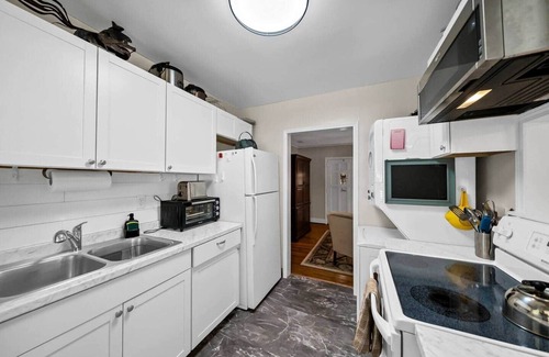Cayce House | Charming 2BR - Antique Cottage
