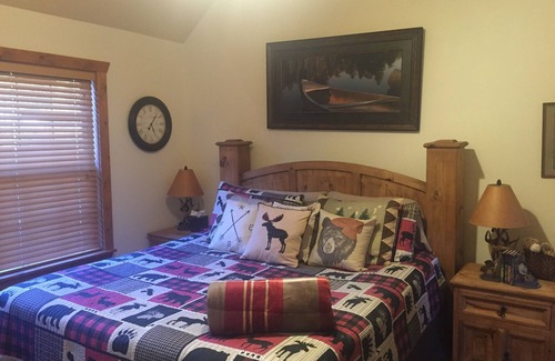 Reeds Spring Cabin | CHARMING 2BR. CABIN, NEAR SILVER DOLLAR CITY, BOOK NOW FOR SUMMER!