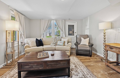 Lake Geneva House | Charming 2BR Coach House in Maple Park – Walk to Downtown & Lake