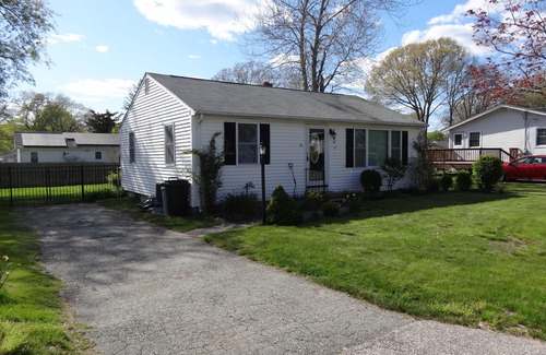 Narragansett House | Charming 2BR cottage, new deck, grill, AC, open floor plan, Washer/Dryer & MORE!