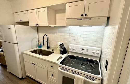 Pinellas Park Apartment | Charming 2BR Duplex Unit near St. Pete! Fast Wi-Fi, Pet Friendly!