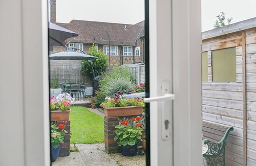 Wormholt and White City Apartment | Charming 2BR Family Home with Private Garden