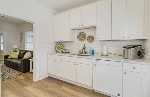 Lakeland House | Charming 2BR Historic Bungalow in Downtown ~ Walk to FSC ~ Dogs Welcome