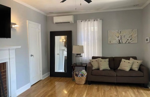 Queens House | Charming 2BR house w AC, WiFi just 5 MIN from LGA and 17 MIN to JKF