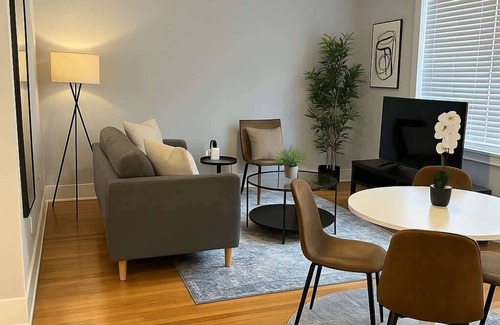 West Lakeview Apartment | Charming 2BR in Vibrant Lakeview