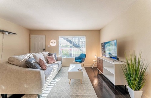 East Riverside - Oltorf Apartment | Charming 2BR king beds suite next to Downtown