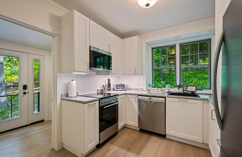 Ephraim House | Charming 2BR Retreat | Walk to Sunsets on the Bay