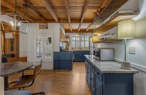 Mirror Lake House | Charming 3/2.5 Cottage in Mirror Lake Near Downtown!