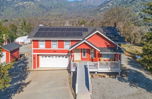 Three Rivers House | Charming 3-4 BR home with pool, river access & sweeping grounds