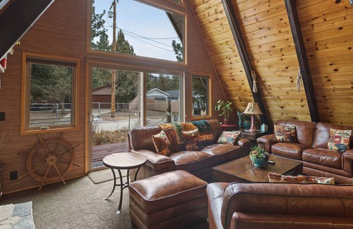 Woodlands Cabin | Charming 3 Bd Family CABIN with Hot Tub & Boat-Bar