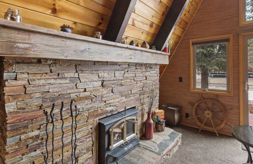 Woodlands Cabin | Charming 3 Bd Family CABIN with Hot Tub & Boat-Bar